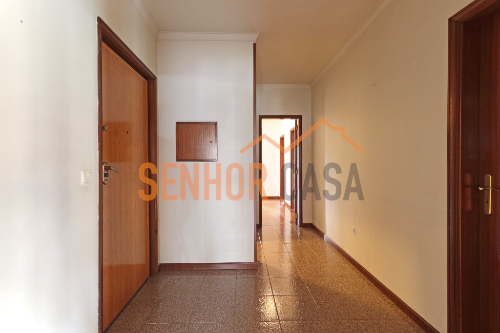 Apartamento T3 Rio Tinto com lugar de garagem - hall entrada