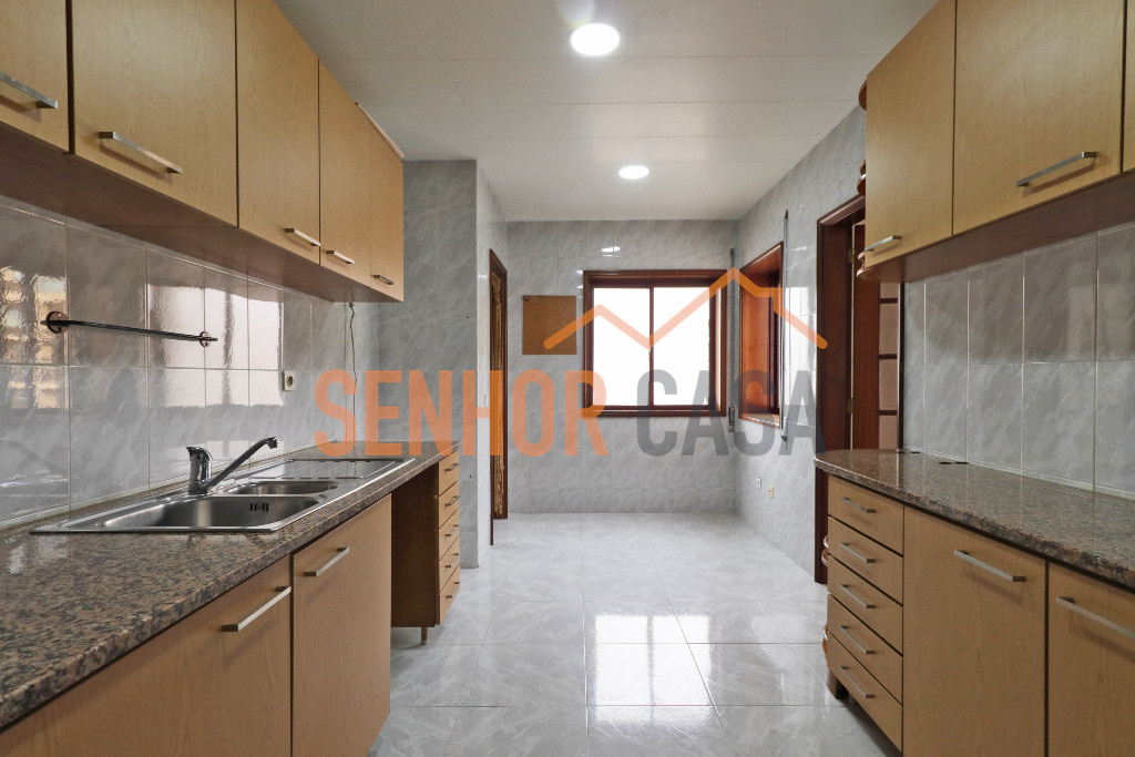 Apartamento T3 Rio Tinto com lugar de garagem - cozinha