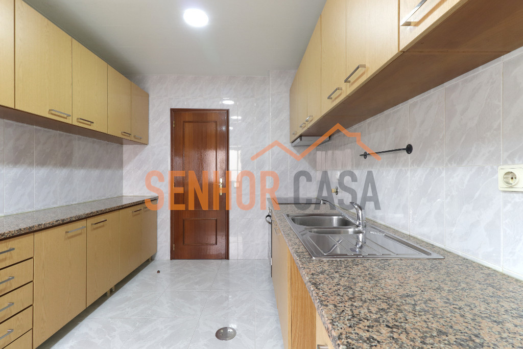 Apartamento T3 Rio Tinto com lugar de garagem - cozinha 1