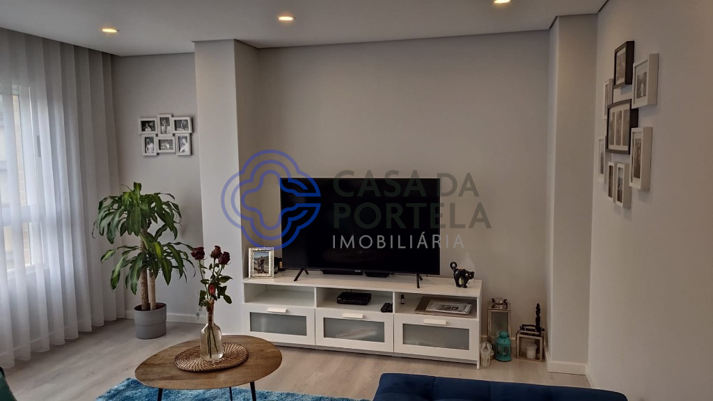 T2 - Rua dos Amigos do Porto -  Sala em open space (4)