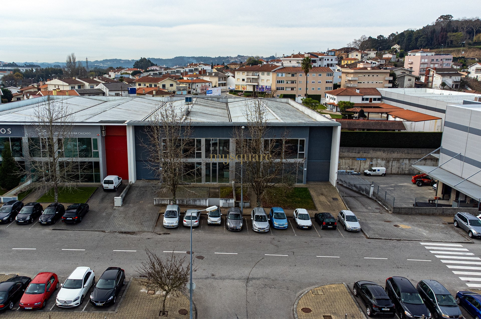 Commercial warehouse with showroom - São João da Madeira