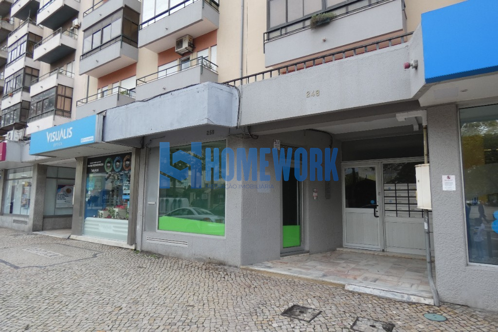 Shop for sale in the center of Barreiro
