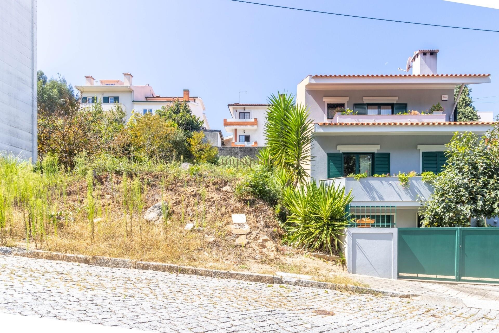 Terreno para construção de moradia de 3 Frentes e 3 Pisos em Canelas, Gaia, Porto