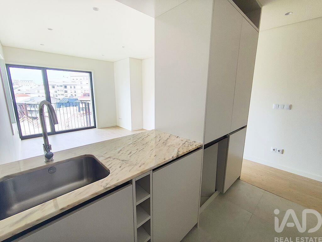 Apartment in Lordelo do Ouro - Image 3