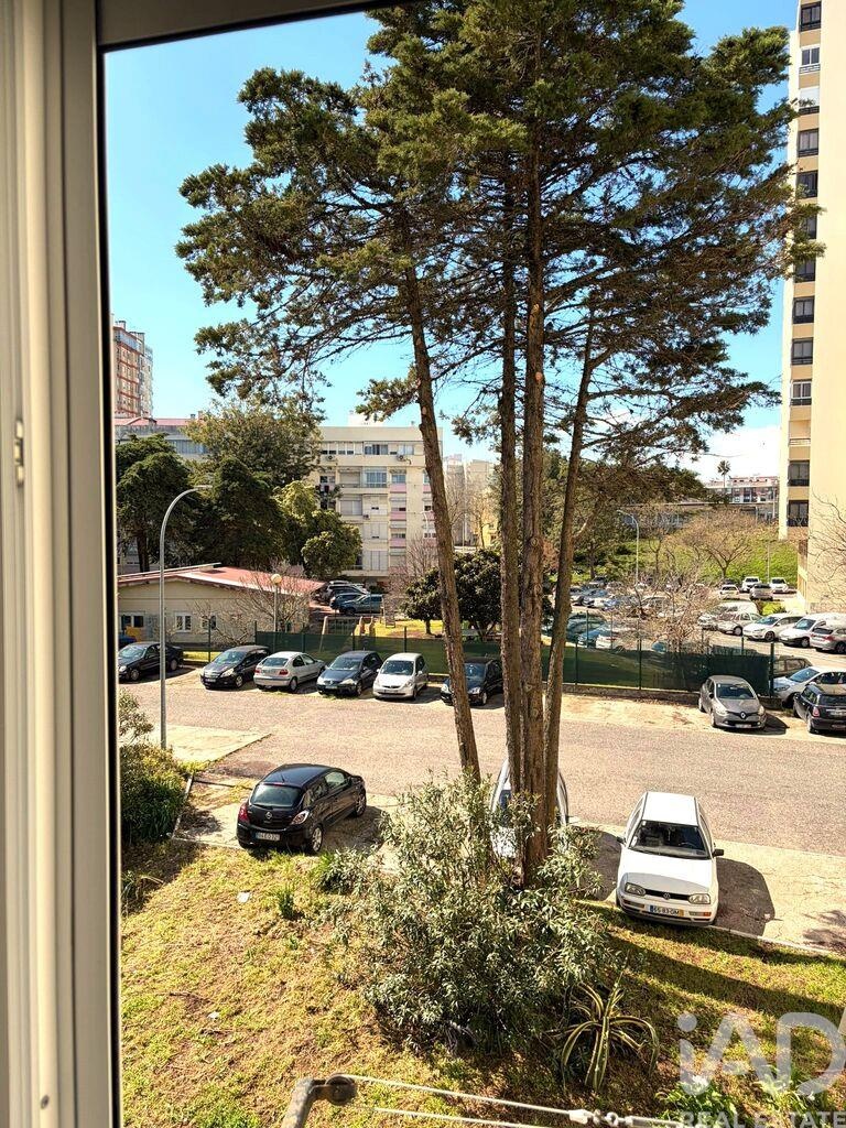 Apartment in Venteira - Image 4