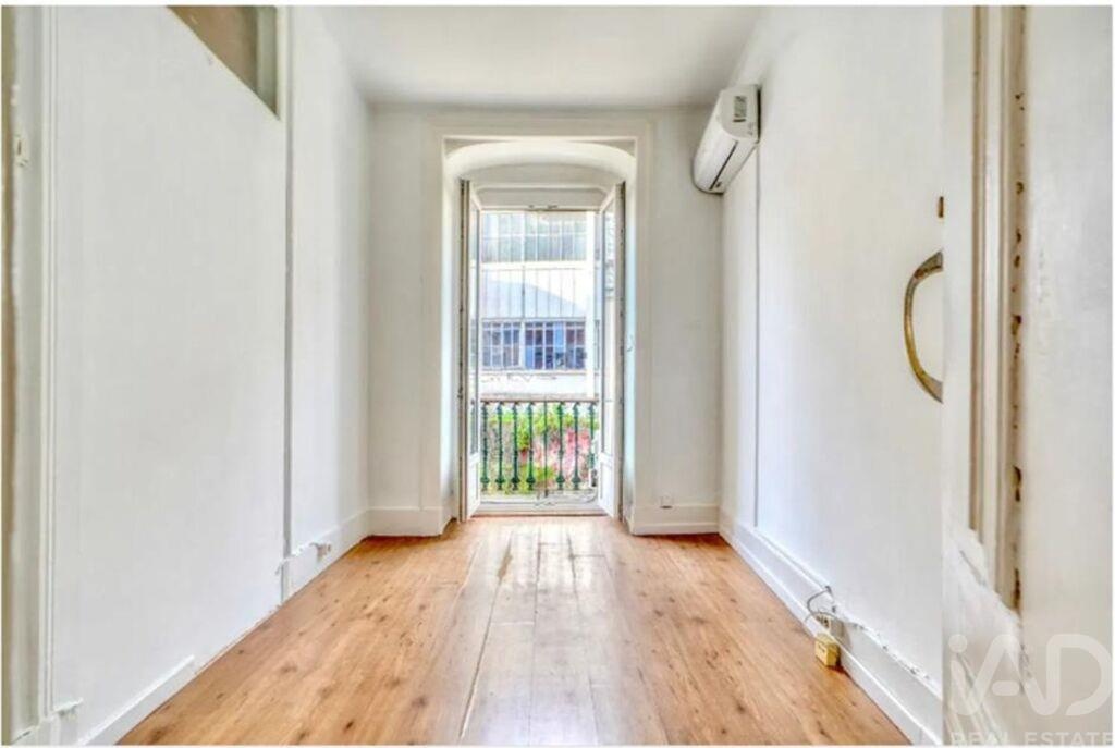 Apartment in Lisbon - Image 3