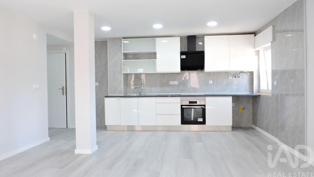 Apartment in Corroios - Image 5