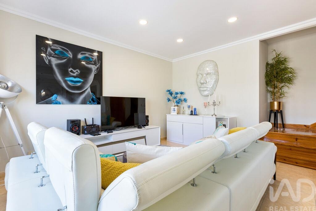 Apartment in Almada - Image 4