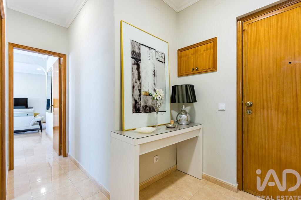 Apartment in Almada - Image 2