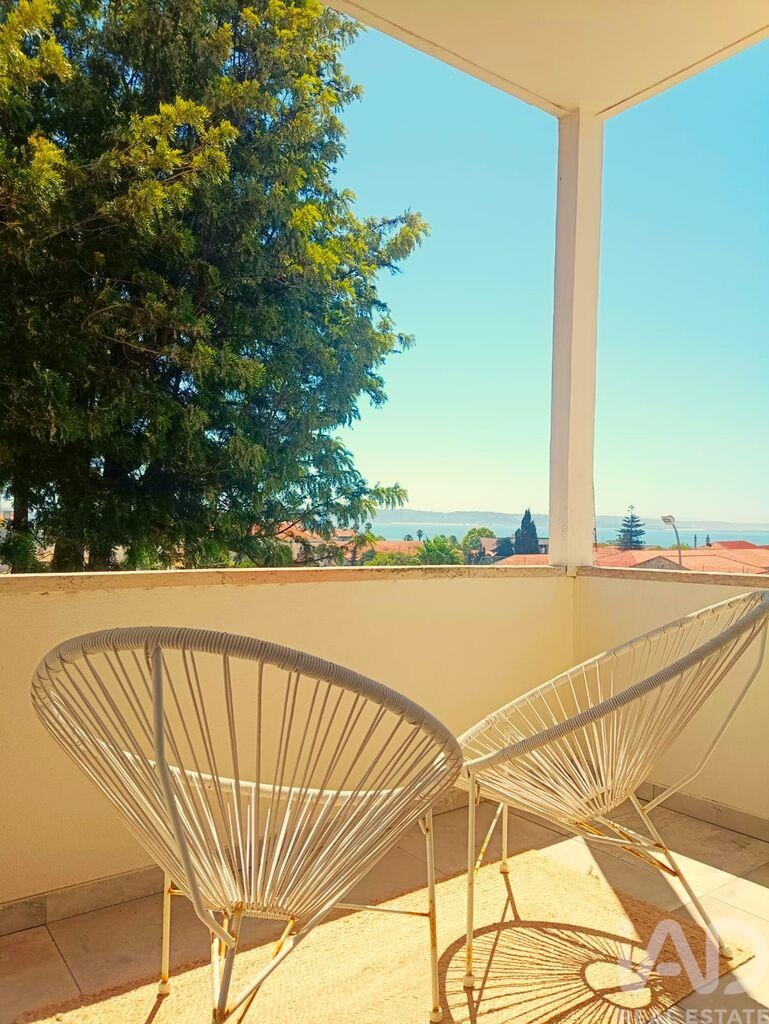 Apartment in Oeiras - view 1