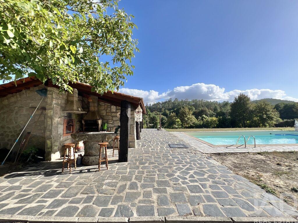 House in Santa Cruz da Trapa - Image 5