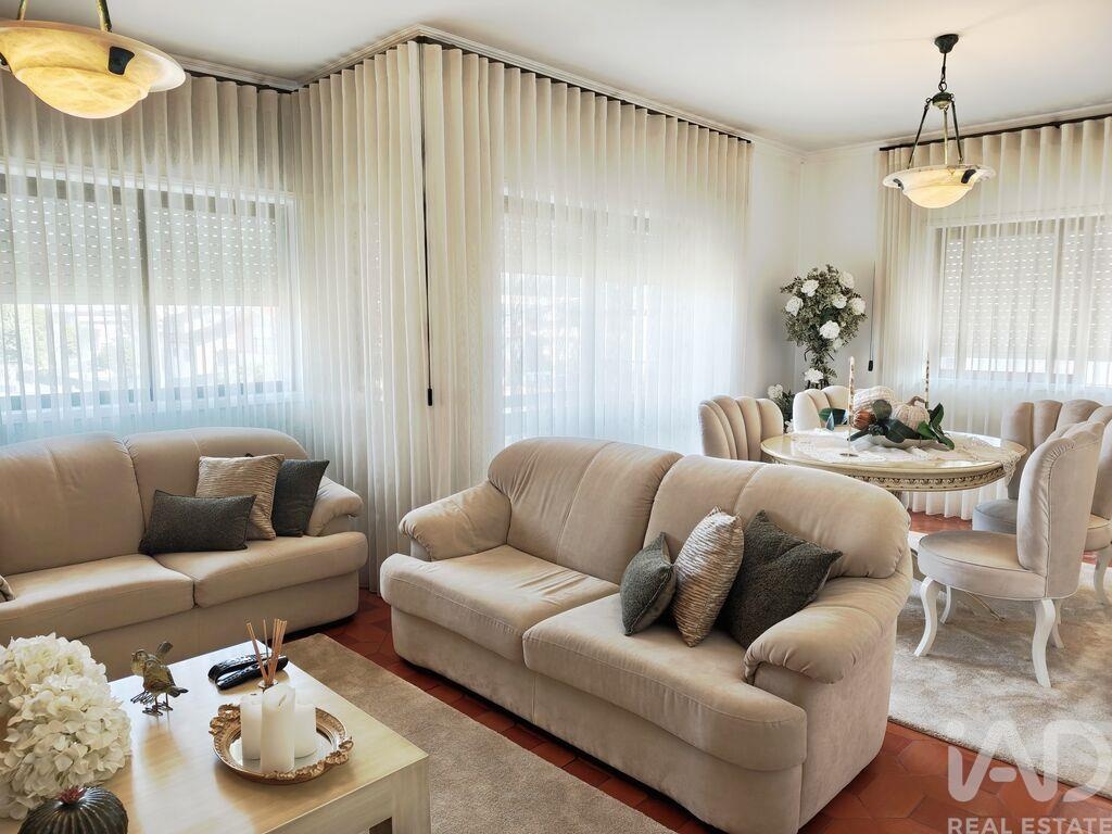 Apartment in Santa Maria da Feira - Image 4
