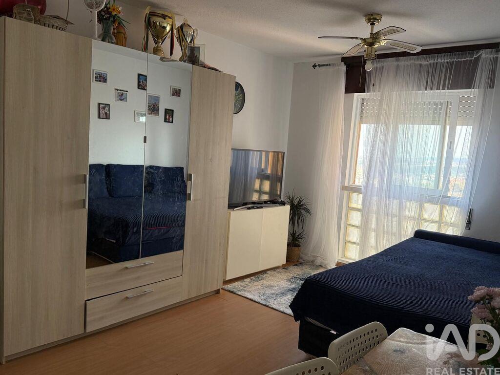 Apartment in Santo Antonio Dos Cavaleiros - Image 5