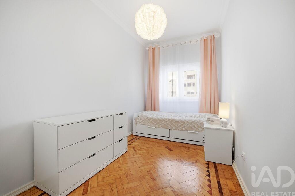 Apartment in Benfica - Image 4