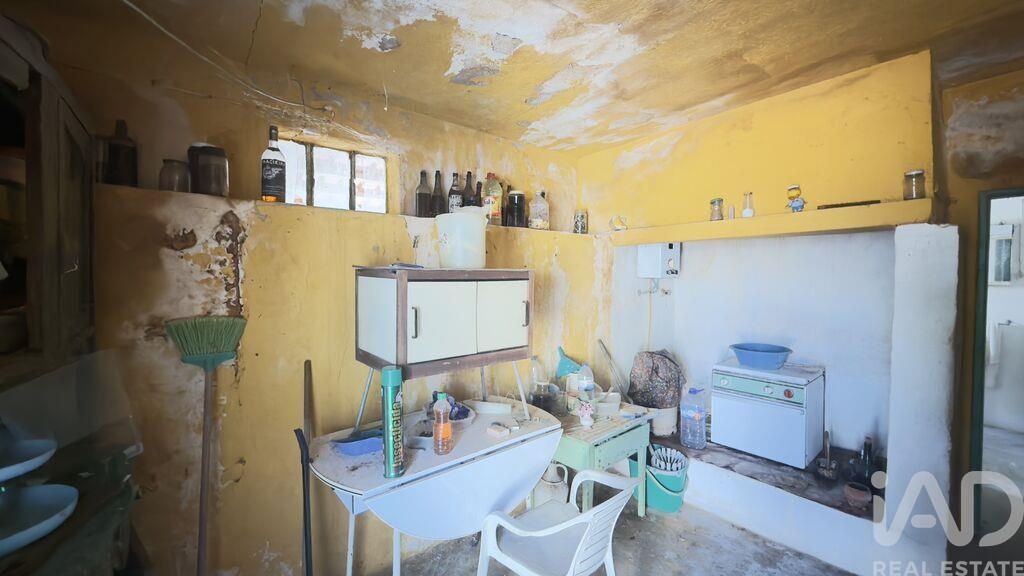 House in Vale de Figueira - Image 4