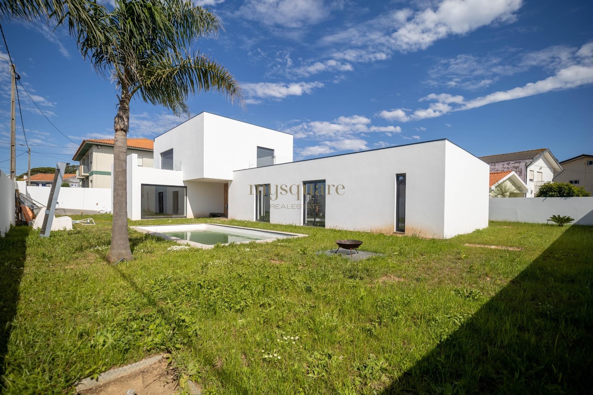 Independent Villa, with Swimming Pool, Garden and views of Praia da Aguda - V.N.Gaia