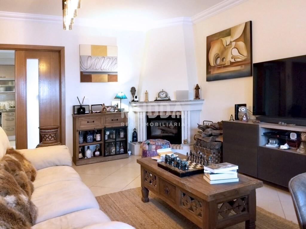 Moradia T3 Contemporânea com Suite, Painéis Solares, Garagem e Terraço Privativo– Cintrão Bombarral