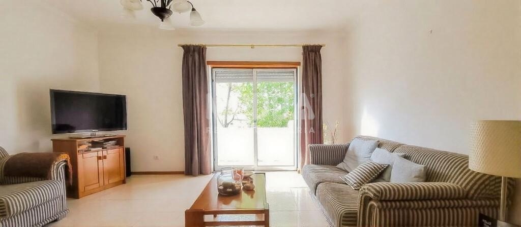 T3 acolhedor em Pataias: Suite, lareira, aquecimento central e garagem – a poucos minutos da Nazaré!