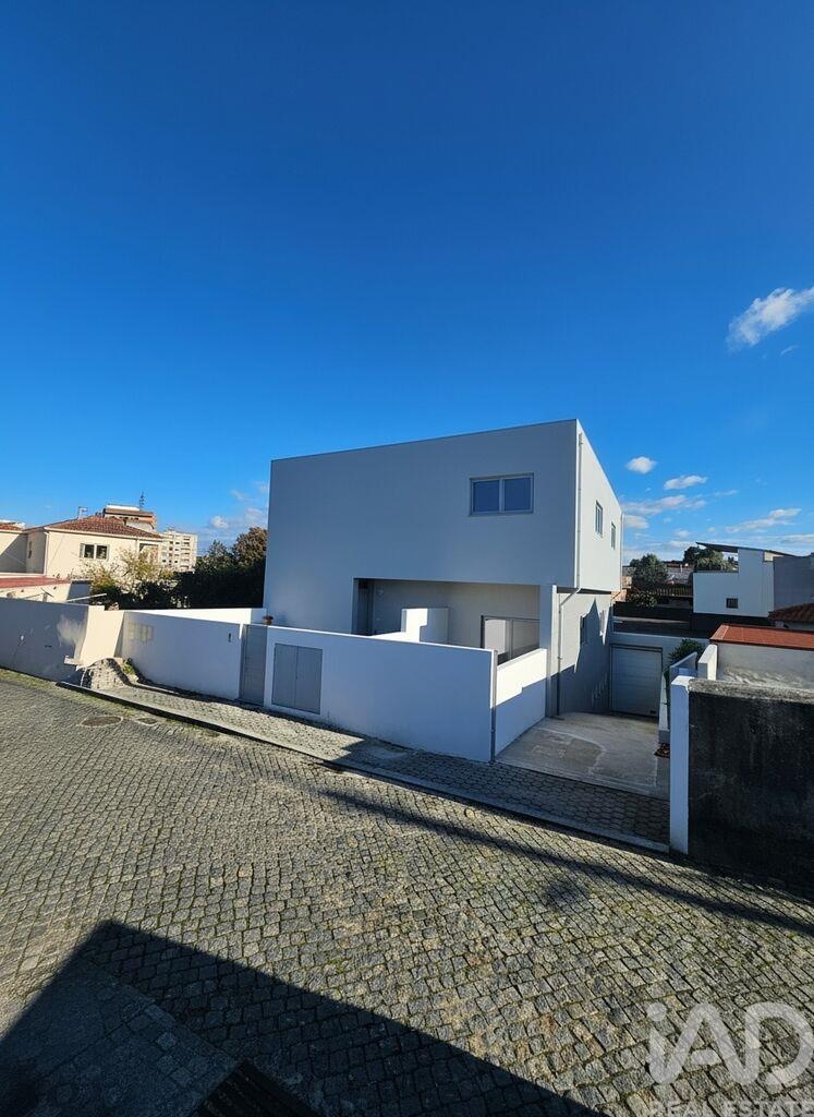 Apartment in Oliveira do Douro - Image 3