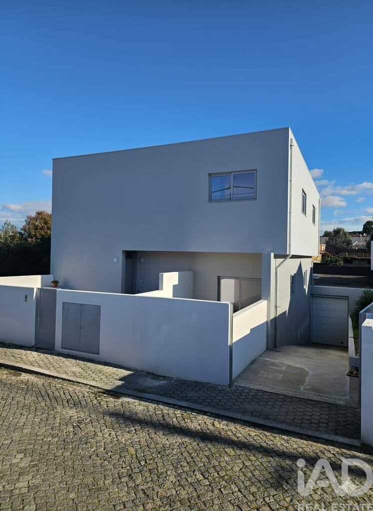 Apartment in Oliveira do Douro - Image 2