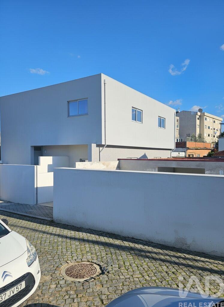 Apartment in Oliveira do Douro - Image 2