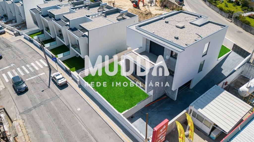 Moradia T4 Nova com Design Moderno junto ao Parque de La-Salette em Oliveira de Azeméis"
