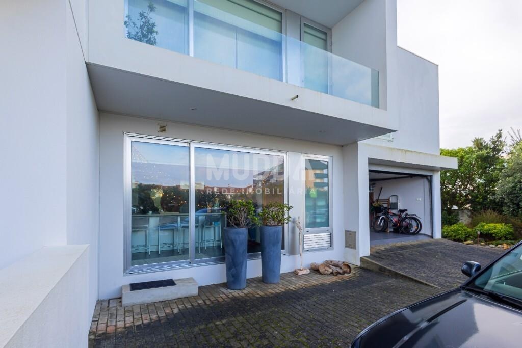 Viver na Torreira: Moradia T4 com Luz Natural e Espaço Exterior Único