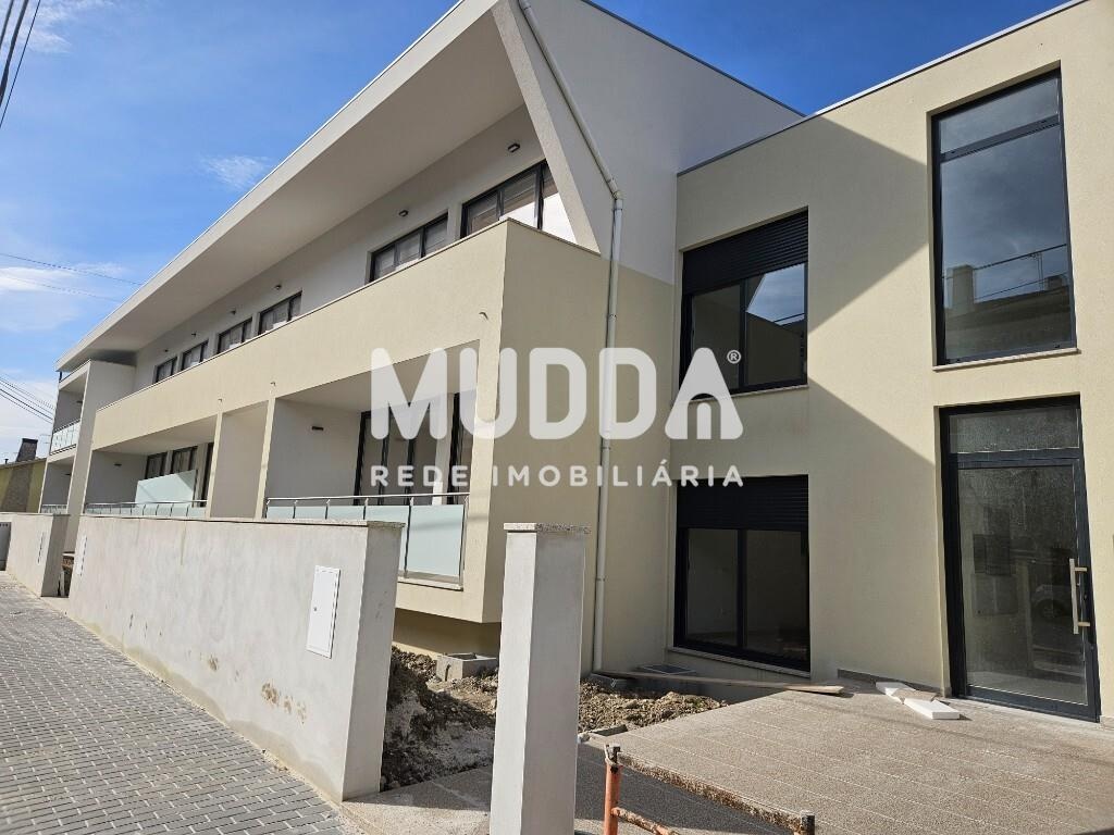 T2 +1 Duplex Novo em Serrazola, Aveiro com grande varanda, terraço e garagem fechada p/ 2 carros