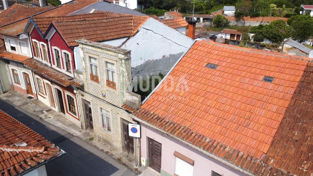 Terreno com Fachada - Centro de Ovar