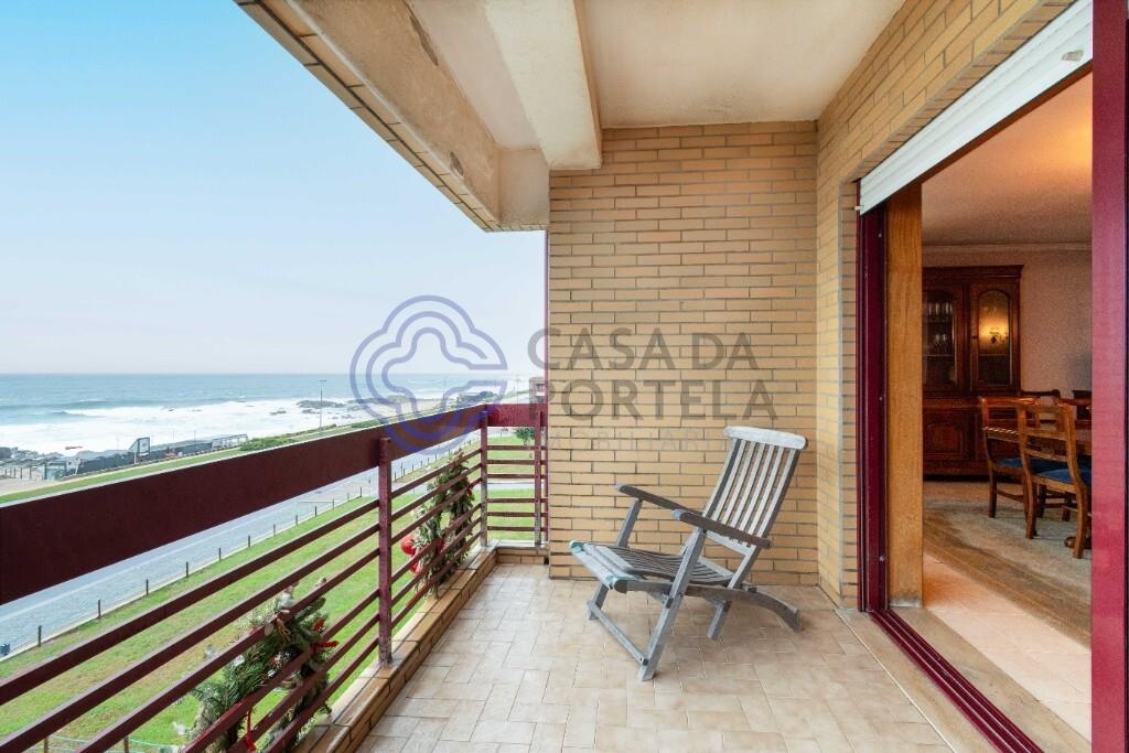 3 bedroom apartment with balcony, on the first line of the sea, in Leça da Palmeira