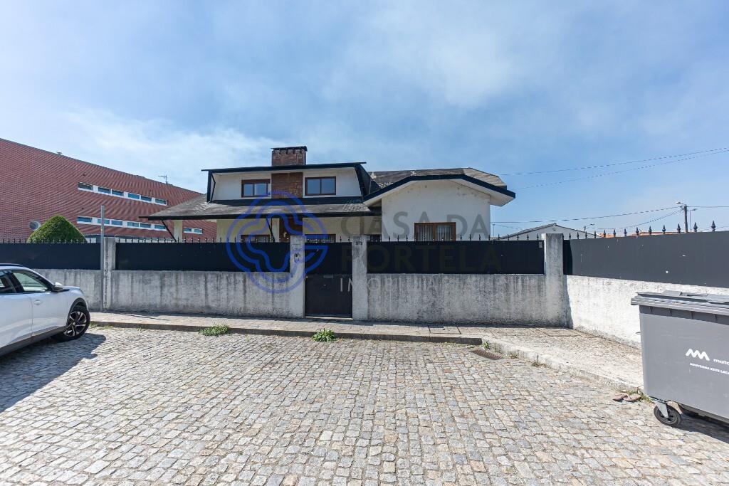 Moradia de 4 frentes em Santa Cruz Bispo, Matosinhos
