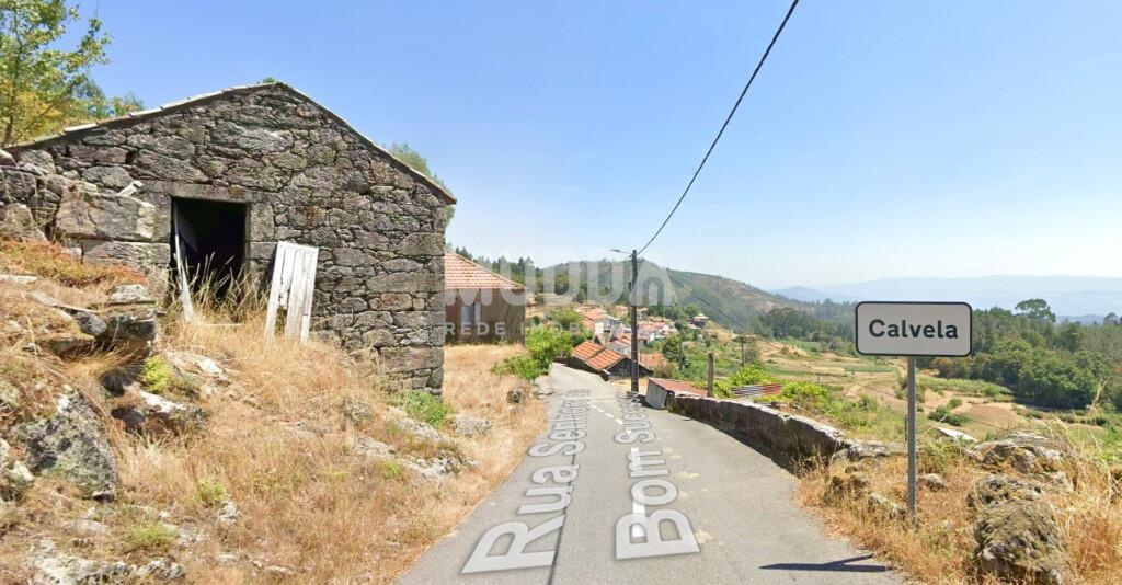 🏡 Oportunidade Única: Moradia em Pedra de 2 Pisos (Ruína) com 411m² de Terreno – Junqueira