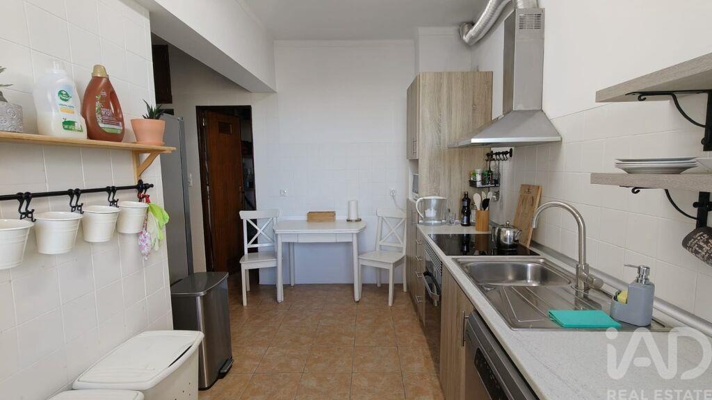 Apartment in Sao Joao da Talha - Image 2
