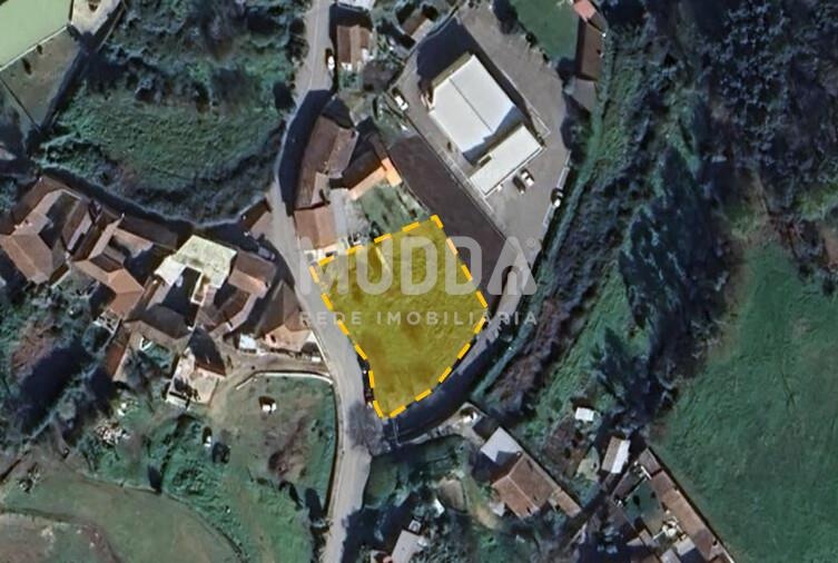 Terreno com dois artigos destinado à construção