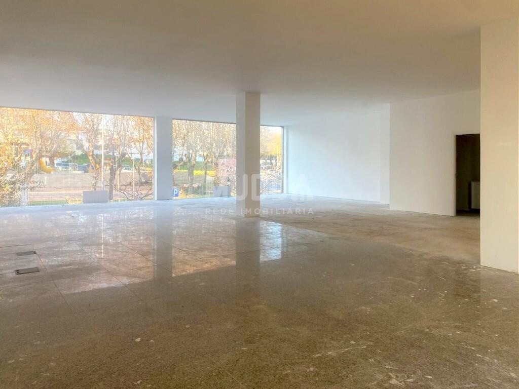 Loja comercial no Centro de Arrifana - SMF