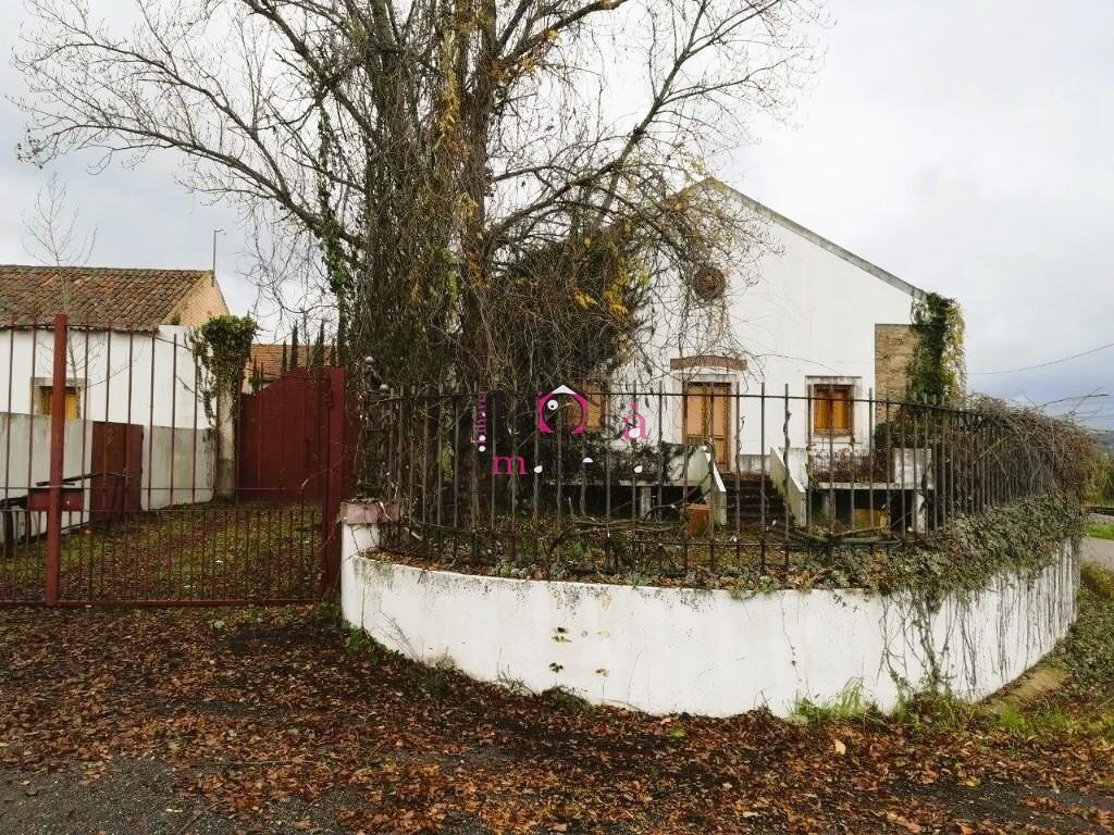 Moradia térrea T6 composta por 2 frações em Casal da Igreja, com sótão, Constância -Santarém