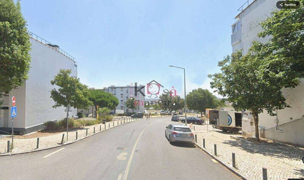 Apartamento T3 com arrecadação, em T3 Monte Abraão – Queluz