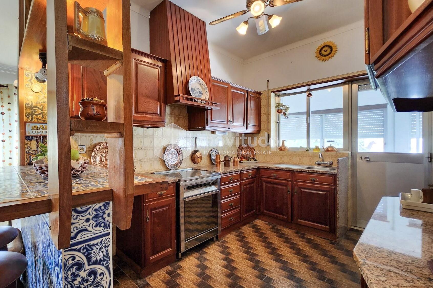 GRANDE MORADIA COM TERRENO EM ABRIGADA, ALENQUER, PARA VENDA