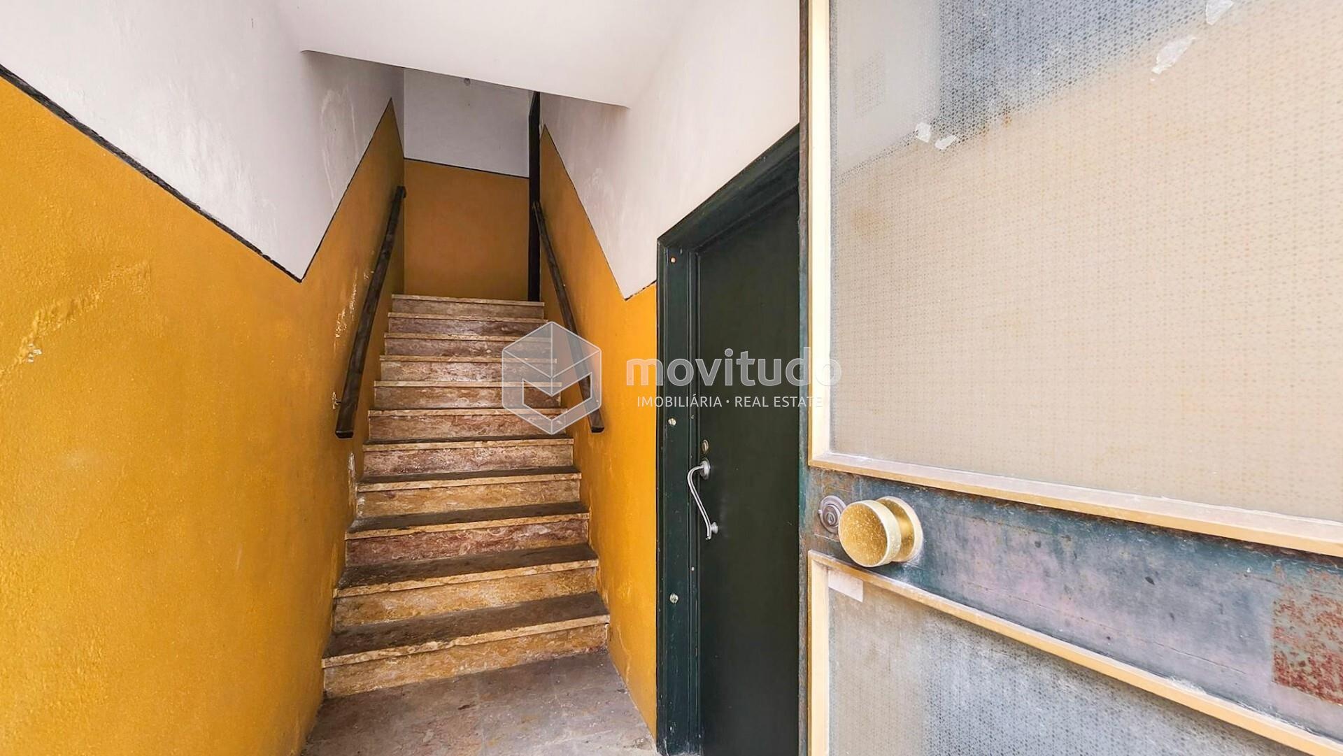 Escada de Acesso ao Piso 1 Prédio Alverca