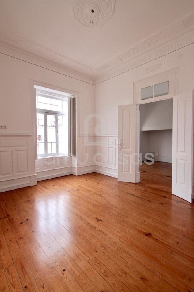 Edifício Convertido para Comércio e Serviços no Coração de Aveiro