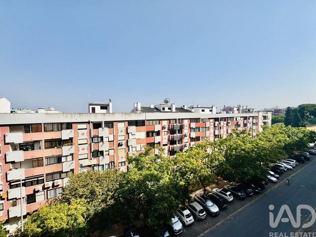 Apartment in Almada - Image 5