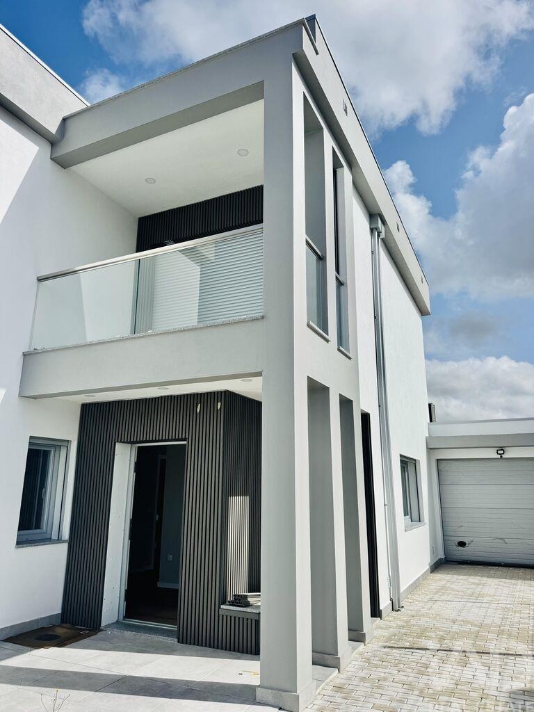 House in Brejos de Azeitao - view 1