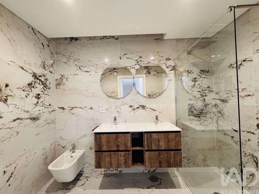 House in Corroios - Image 2