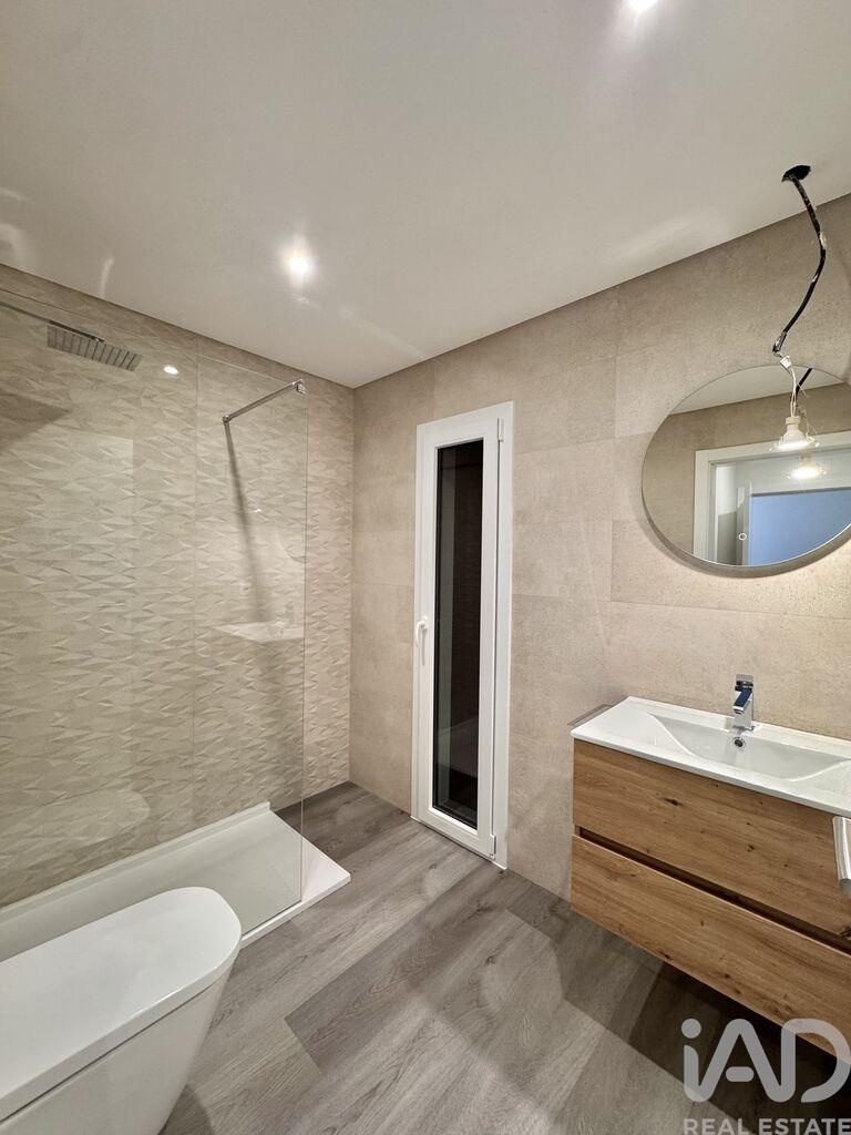 House in Corroios - Image 3