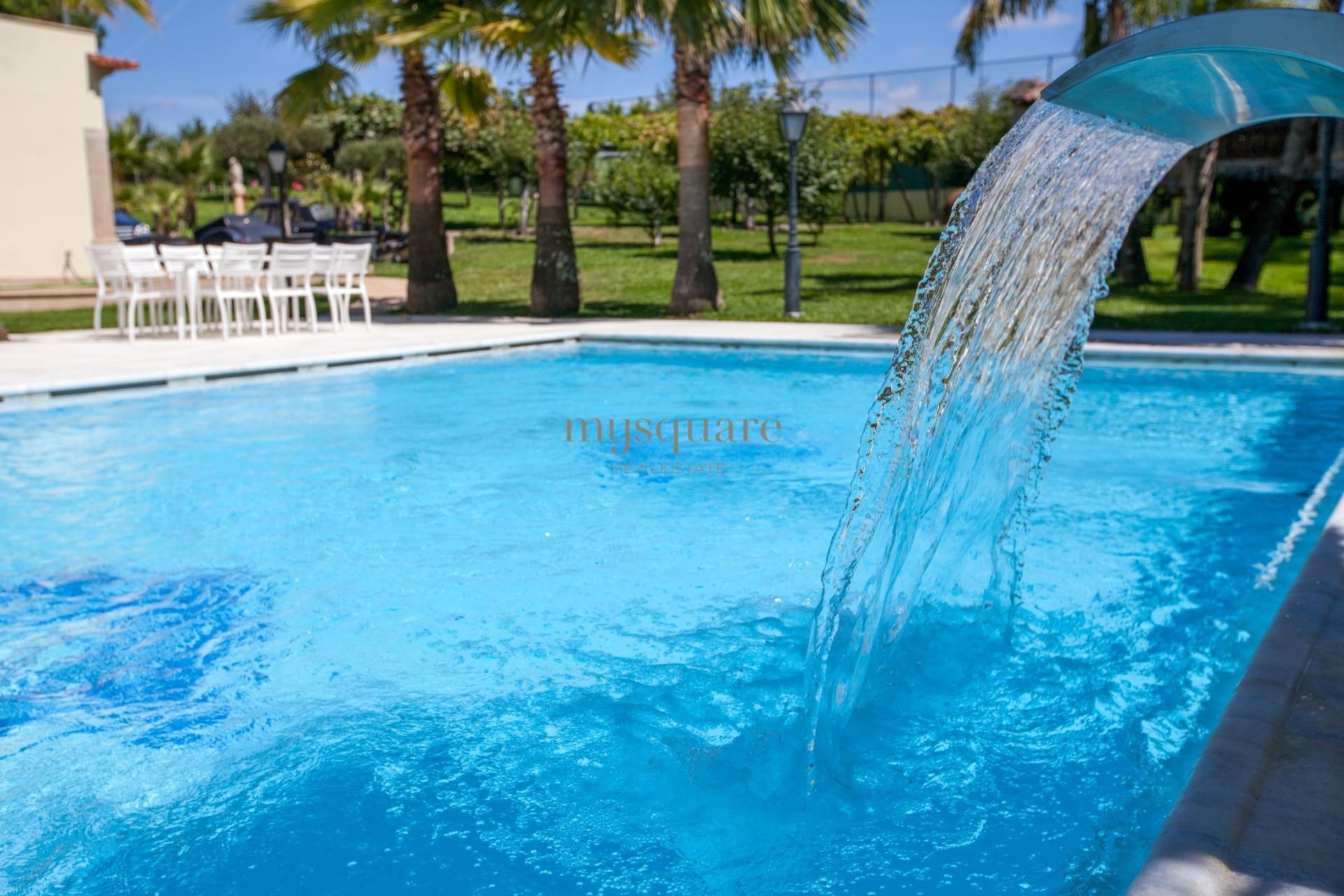 Luxury and charming 5 bedroom villa with pool, games field, Famalicão.