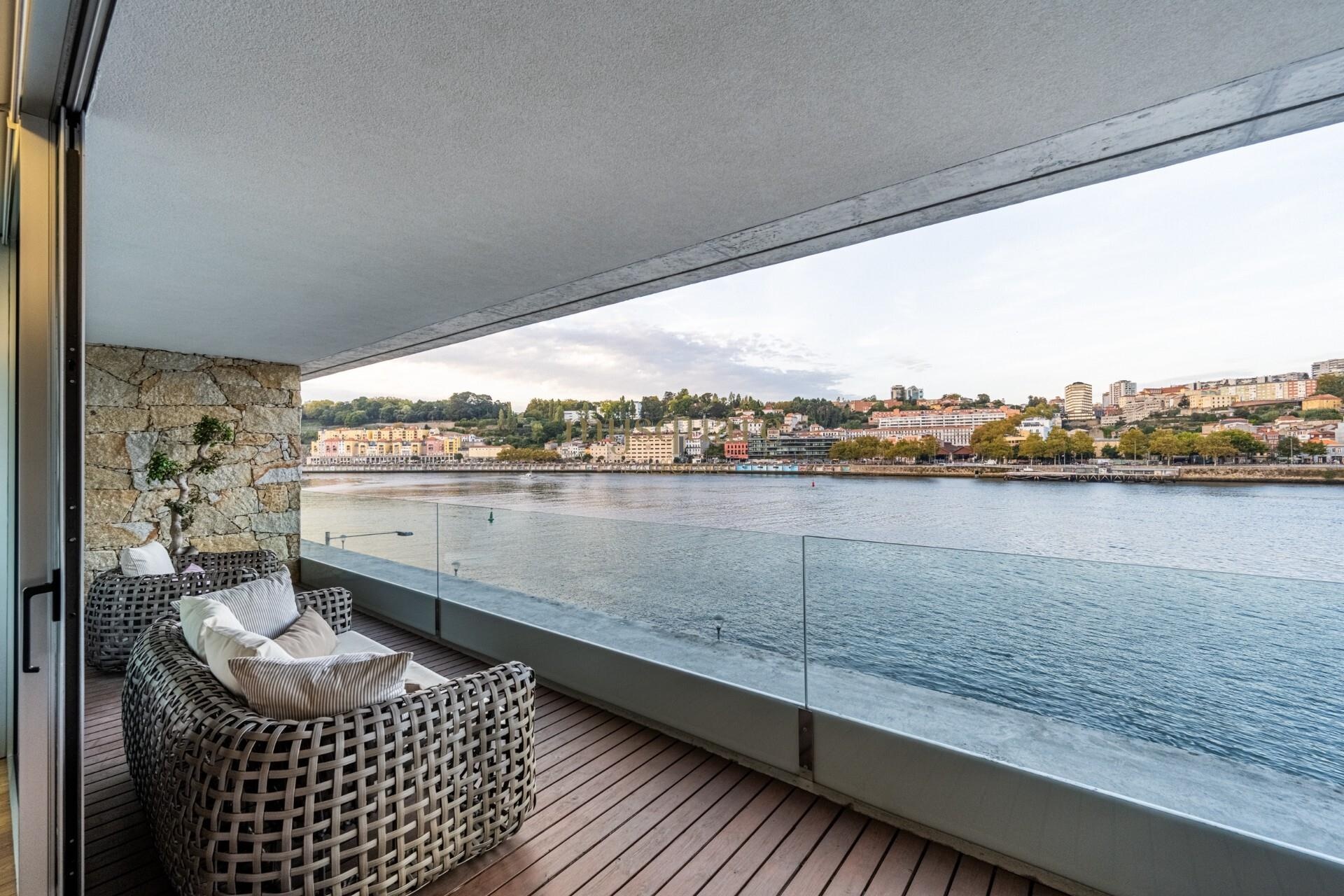 T3 de luxe sur la 1ère ligne du fleuve Douro à Gaia