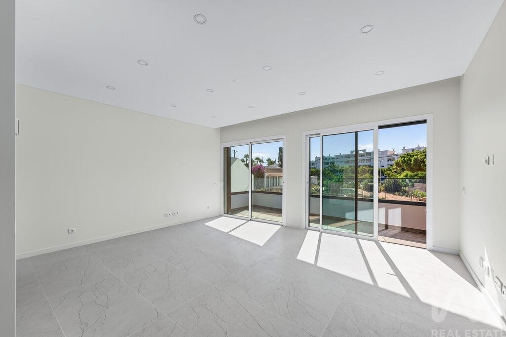 Apartment in Quarteira - Image 4