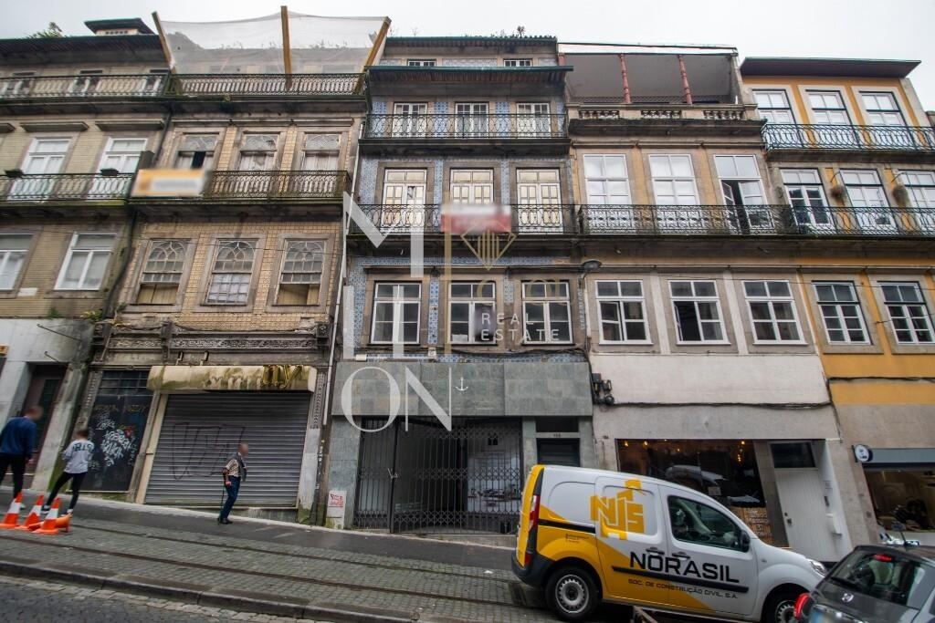 Prédio no centro Histórico do Porto com projeto aprovado