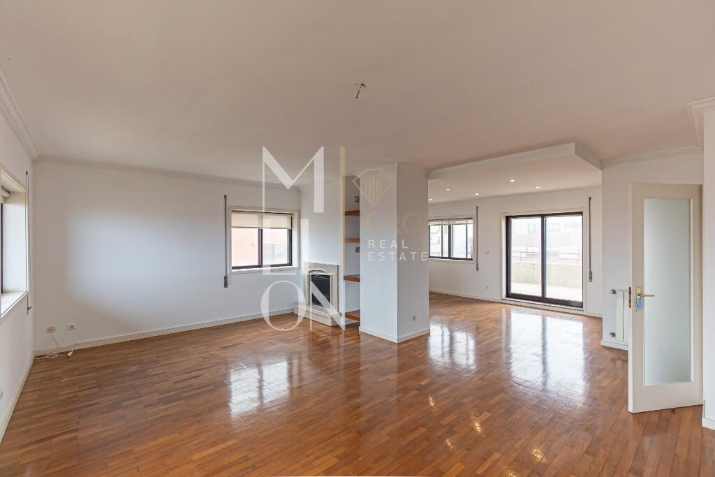 Penthouse T4 com terraço para arrendar em Perafita a 160 metros da praia .