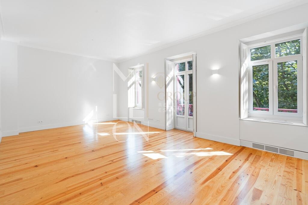 ¡Edificio reformado con licencia AL en el centro de Sintra!